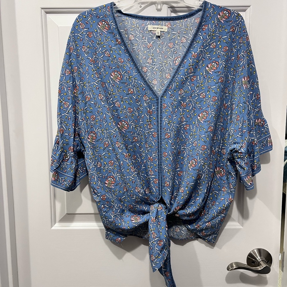 Floral Blue Women's Top 
NWOT-never worn